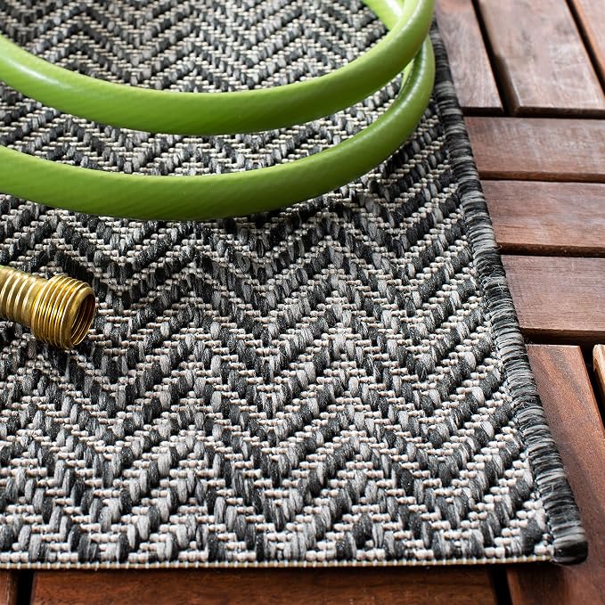 SAFAVIEH Outdoor Runner Rug 2'3"x6'7" - Image 3